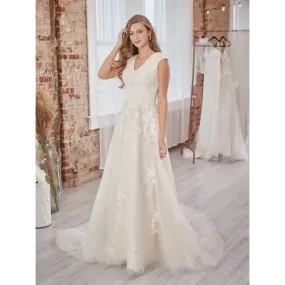 Diana Leigh by Maggie Sottero - SAMPLE SALE Diana Leigh by Maggie Sottero - SAMPLE SALE