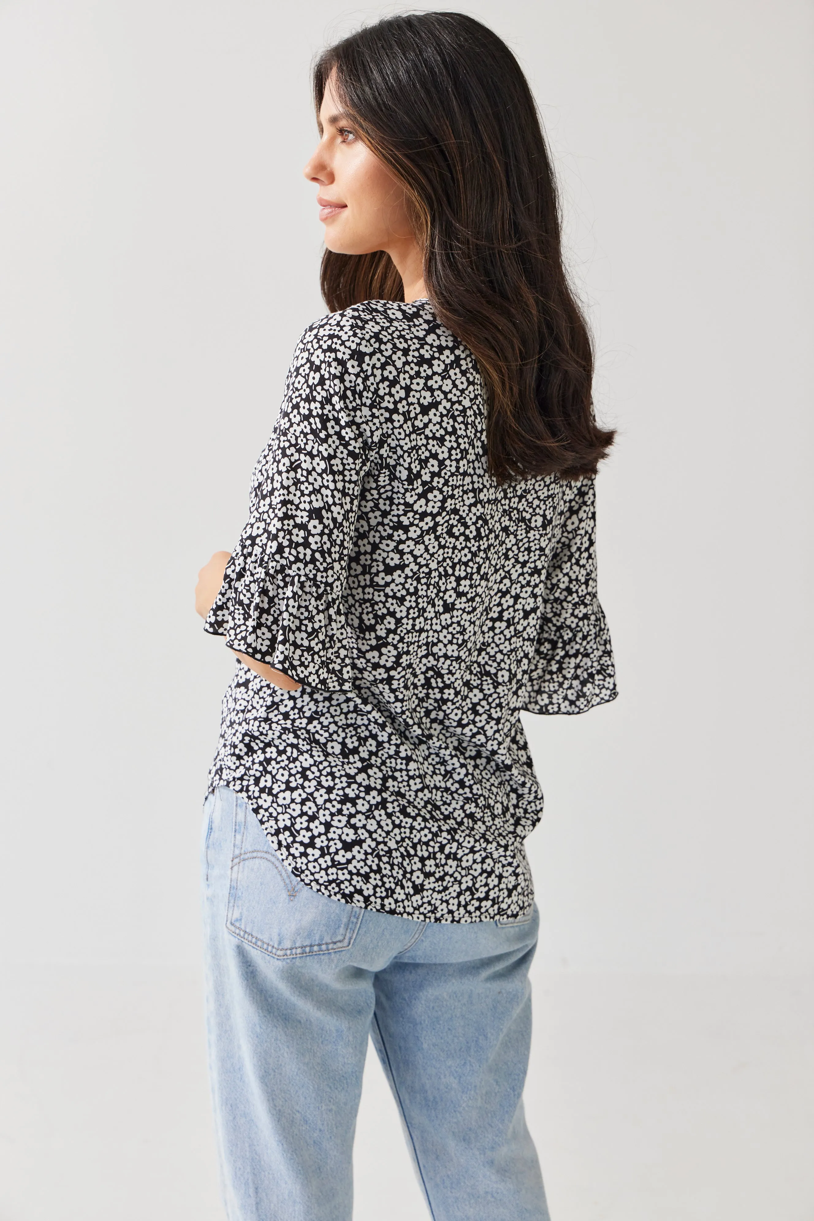 Narelle Top | Black Daisy